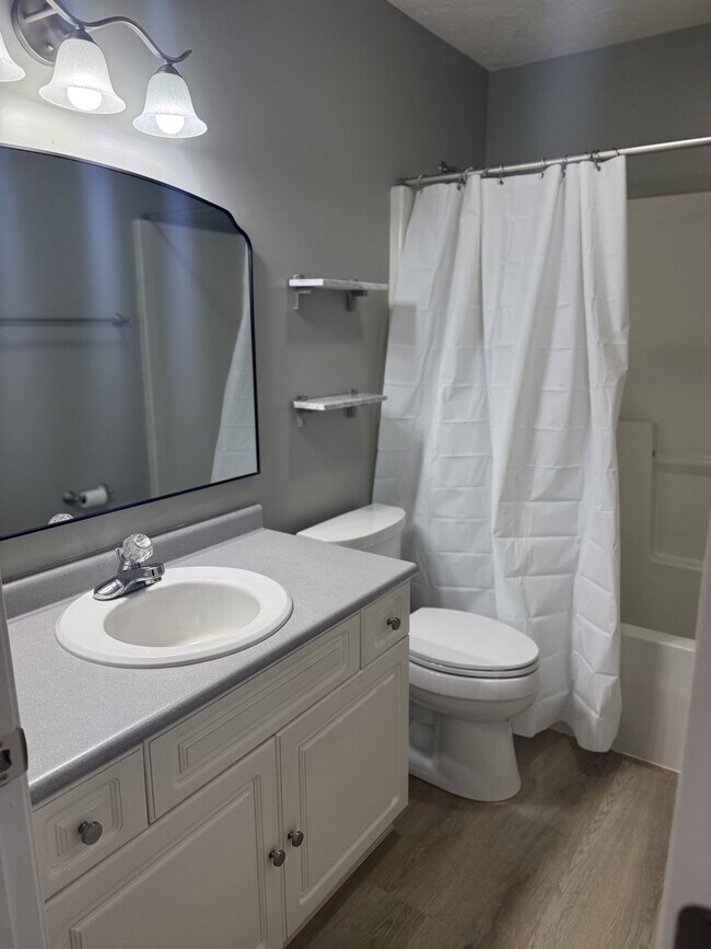 Building Photo - 804 Woodmere Dr