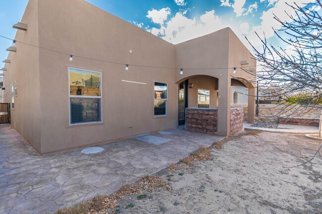 Building Photo - Charming 3 bedroom, 2 bath home in East El...