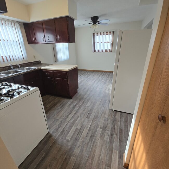 Building Photo - Colonial Estates Townhomes