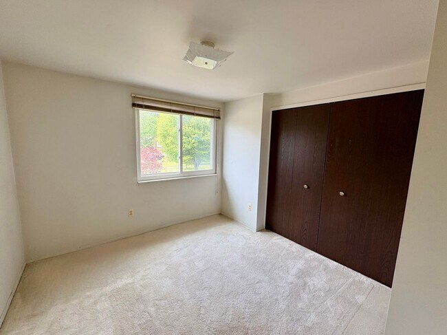 Building Photo - 3550 Kings Point Dr