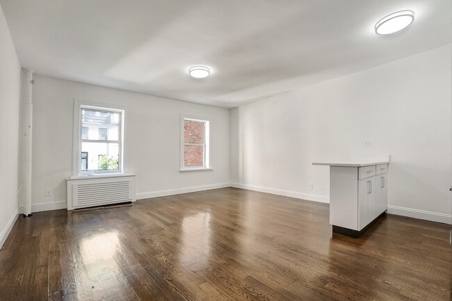 Building Photo - 39 E 65th St