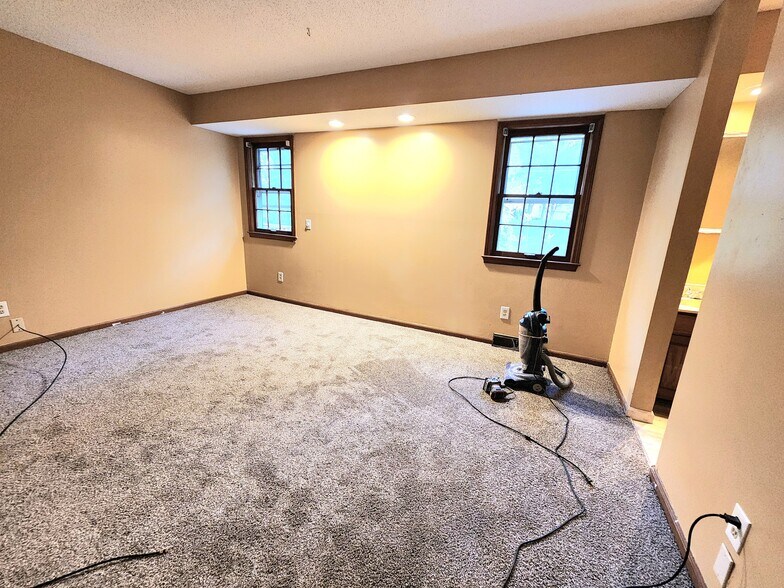 Master bedroom - 7325 N Brooklyn Ave