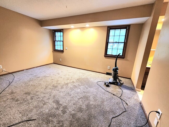 Master bedroom - 7325 N Brooklyn Ave