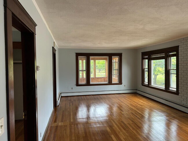 Building Photo - 130 Kinsley St