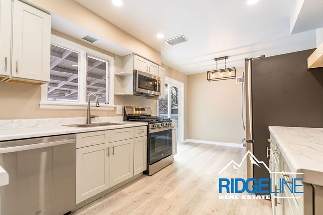 Building Photo - 204 19th Ave NW