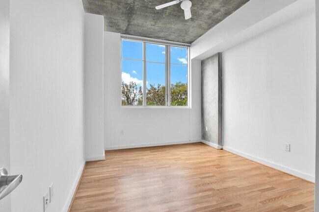 Building Photo - 300 S Australian Ave