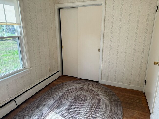 Building Photo - 5 Bedroom 2 Bathroom Home in Idyllic Neighborhood