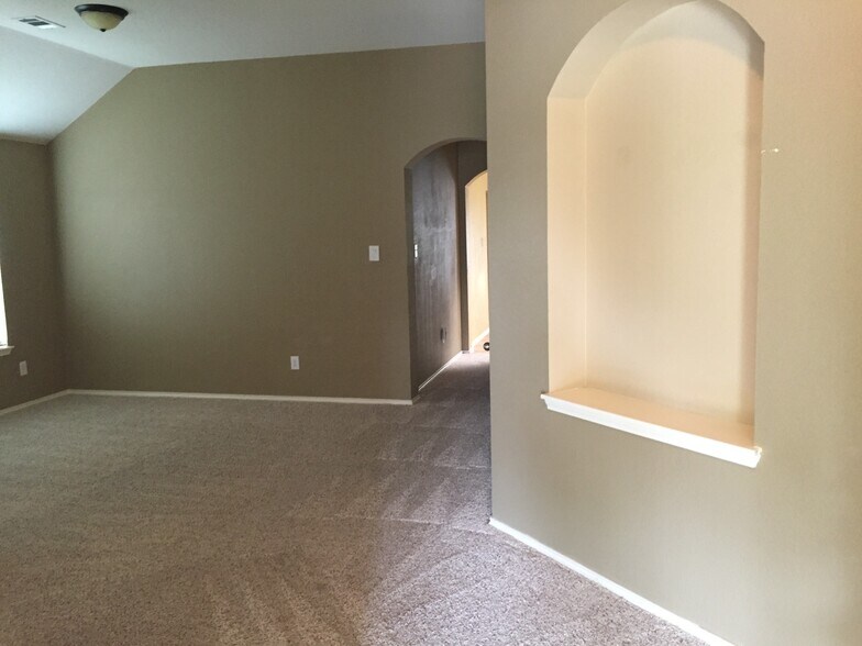 Building Photo - 1000 Warbler Ln
