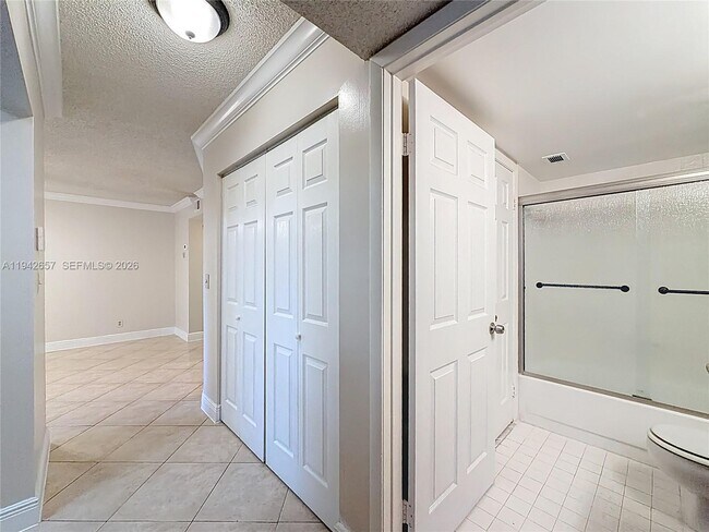 Building Photo - 9877 Westview Dr