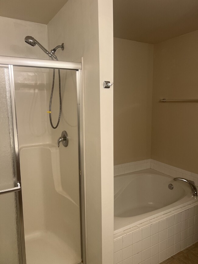 Building Photo - Spacious End-Unit Townhouse with 3 Beds, 3...