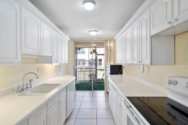 Building Photo - 1700 NE 191st St