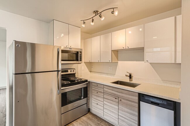 Building Photo - Second Floor 2bed/1bath Apartment in Greenwood!