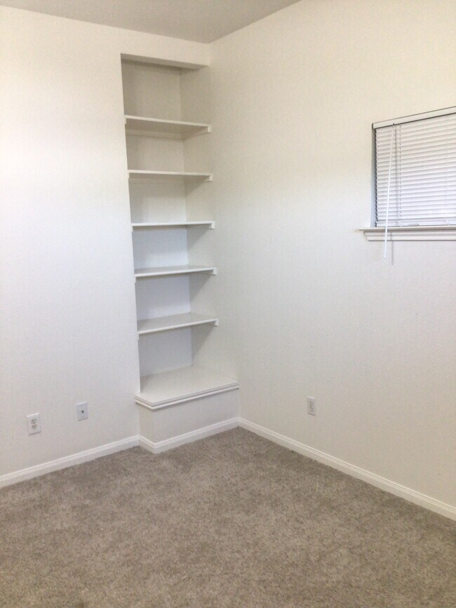 LARGE HOME OFFICE/BUILT IN SHELFS - 2913 Whisper Oaks Ln