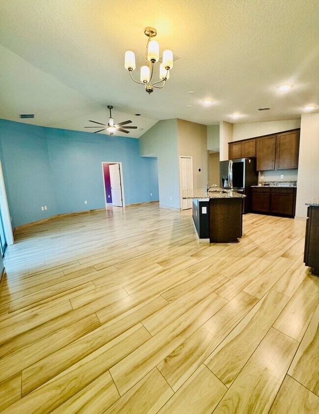 Building Photo - Beautiful 4-Bed, 2-Bath Home in a Prime Location!