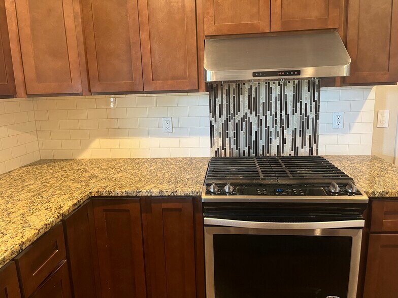 Building Photo - 9830 SW 163rd Ave