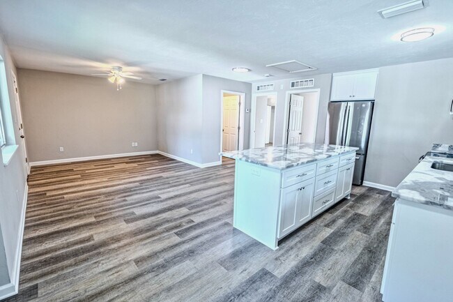 Building Photo - Renovated 2 bed/ 1 bath!