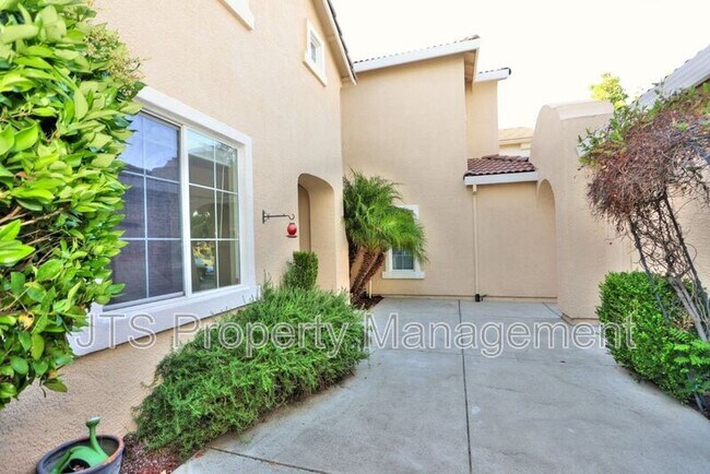Building Photo - 2040 San Esteban Cir