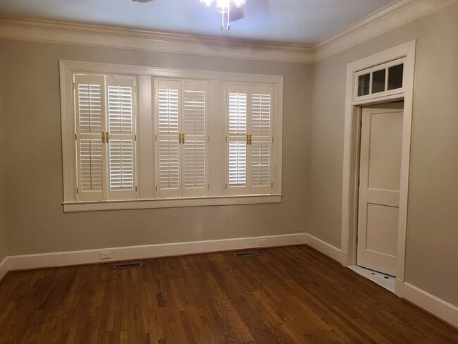 Building Photo - Renovated 3 Bedroom and 2 Bathroom availab...