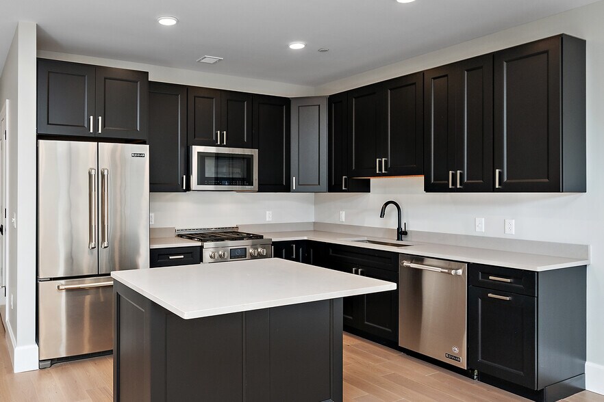 Building Photo - 350 Oliver Ave