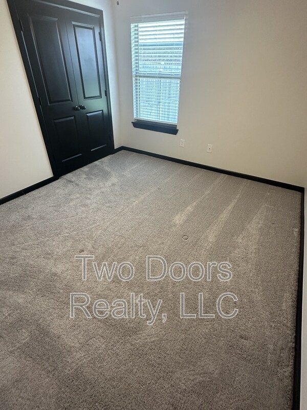 Building Photo - 2229 Roca Dr