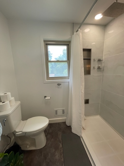Building Photo - 711 Riverview Dr