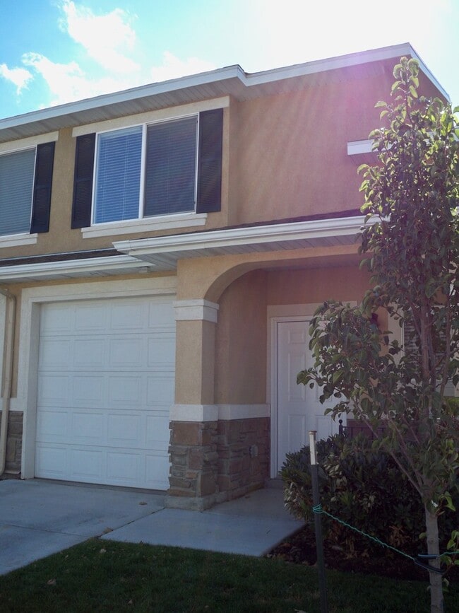 Building Photo - Beautiful 3 Bedroom Townhome in Sandy!