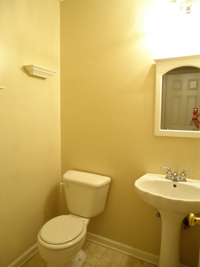 Building Photo - 2051 Stoneleigh Dr