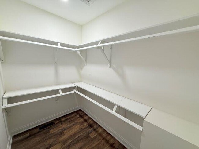 Building Photo - Country living close to city life!