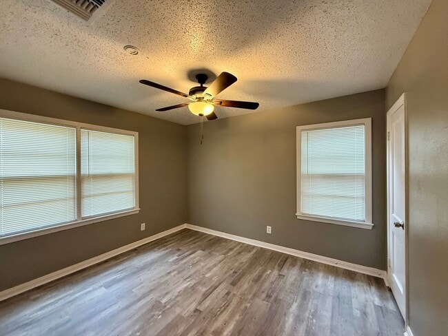 Building Photo - Available Now! Price Drop!!