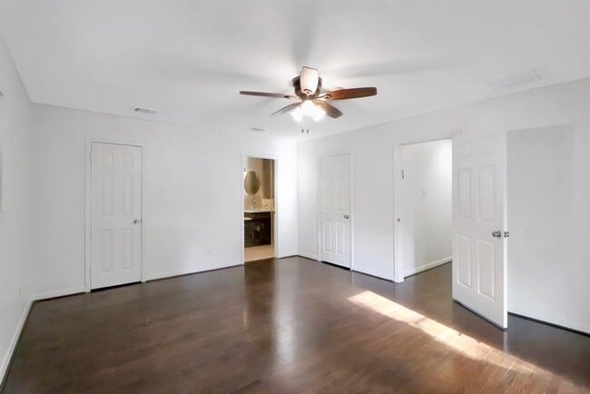 Building Photo - 5602 Sylmar Rd