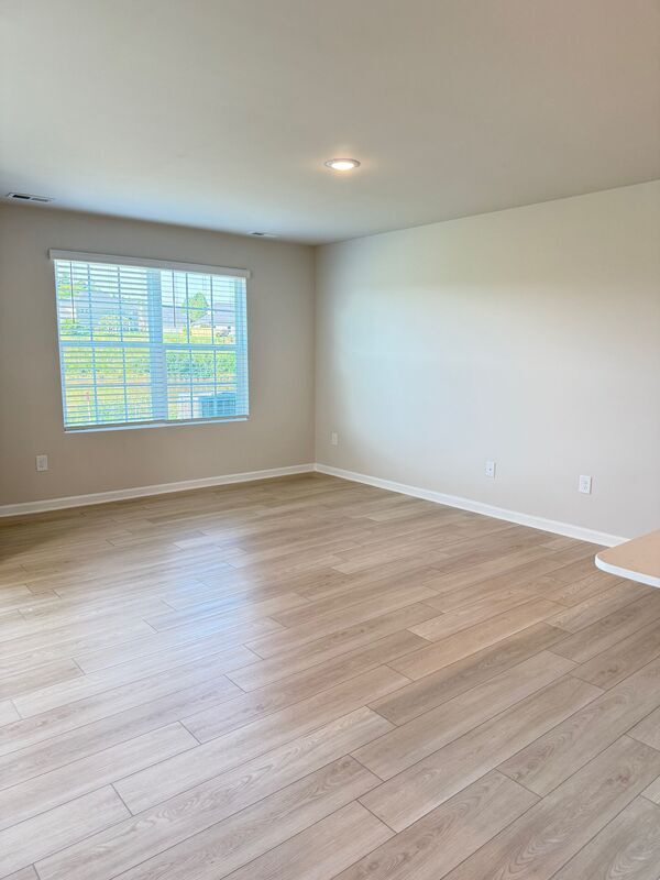 Building Photo - 813 Powder Br Dr