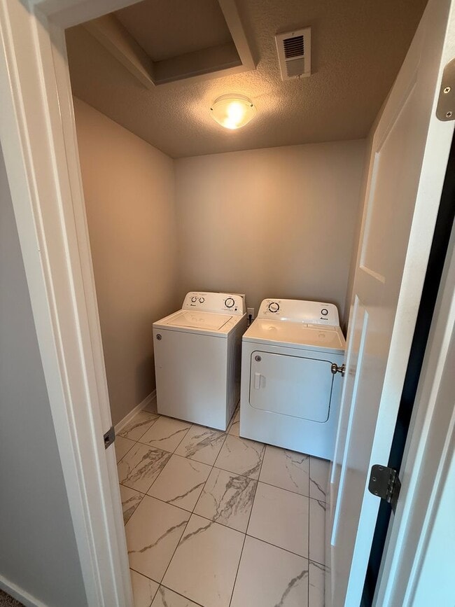 Building Photo - Beautiful 3 Bedroom Single Family Home in ...