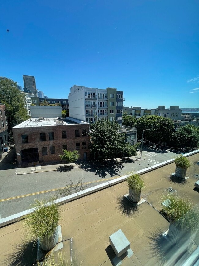 Building Photo - Cozy Urban 1BD/1BTH Condo for Lease in Belltown!