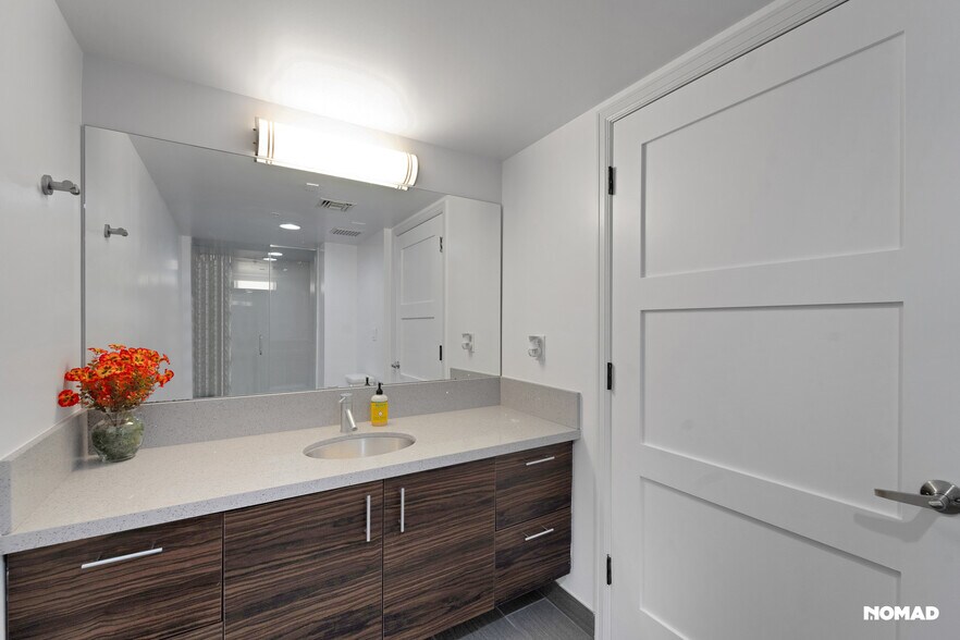 Guest Bathroom - 535 W Thomas Rd