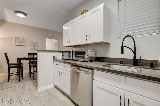 Building Photo - Gorgeous One Bedroom Condo in the Southwes...