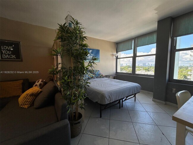 Building Photo - 2899 Collins Ave