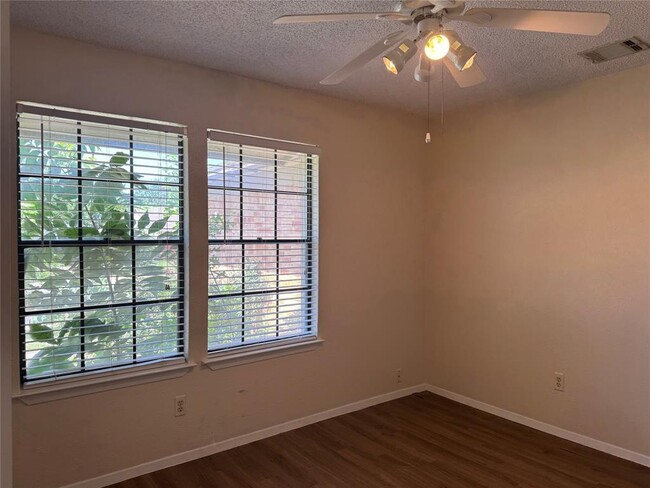Building Photo - 2800 Goldbridge Dr
