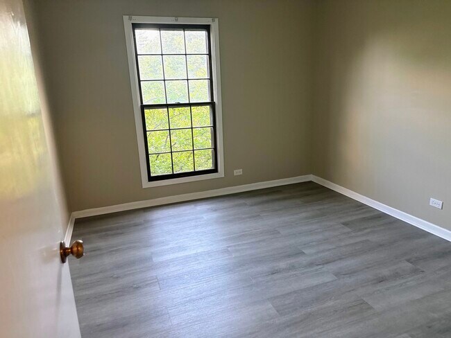 Building Photo - 5S470 Scots Dr