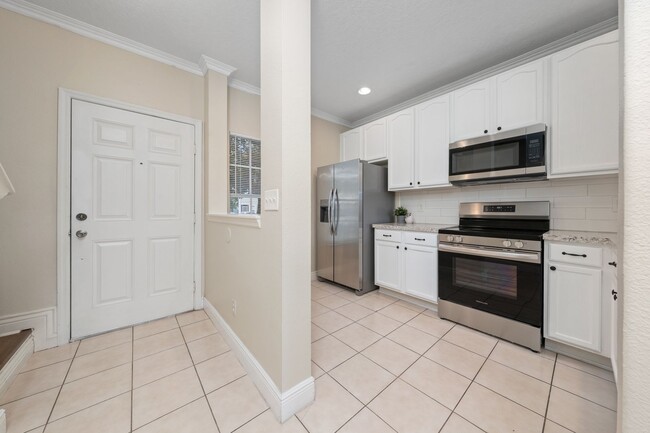 Building Photo - 2 Bedroom /2.5 bathrooms Town House. Just few minutes from Medical City.