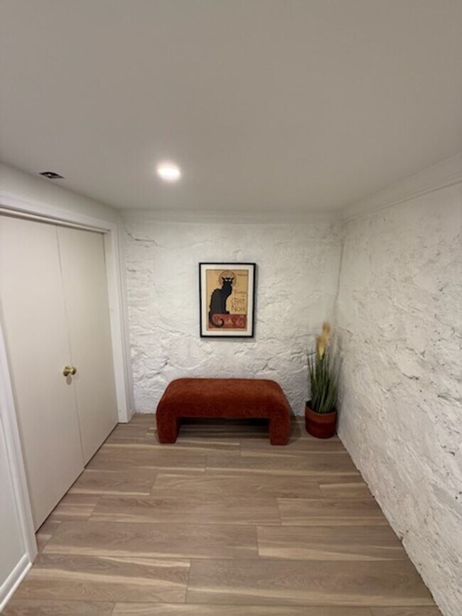 Building Photo - *DREAM LOCATION* 6BR Completely Renovated Duplex