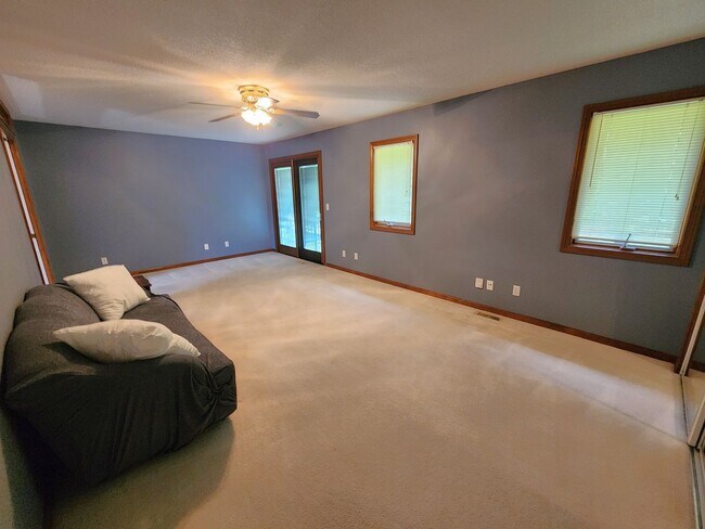 Building Photo - Executive 3+BR, 3BTH Rancher, 2car gar (with ALL utilities only $450/mo) and lawncare and snow re...