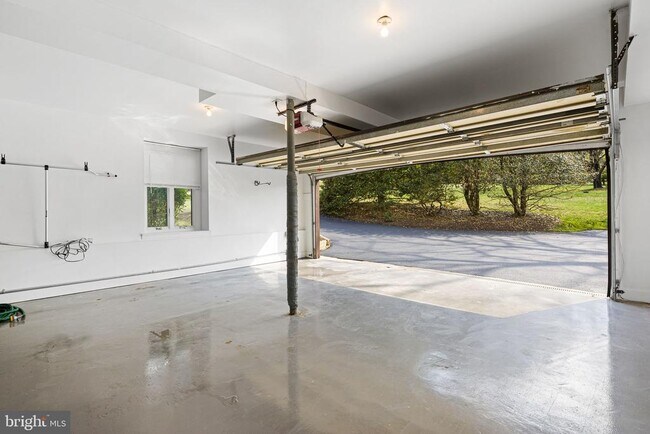 Building Photo - 883 Echo Hill Rd