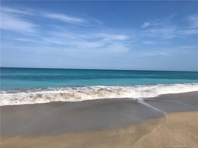 Building Photo - 118 NE Bay Dr