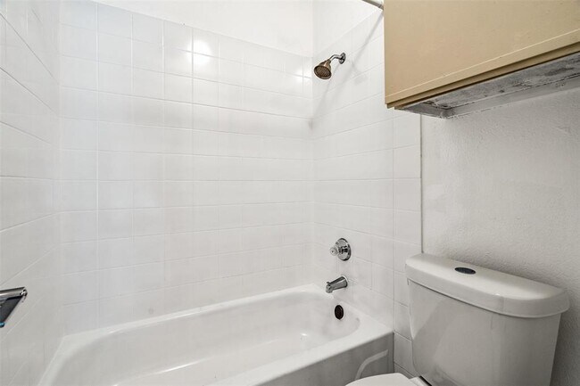 Building Photo - 807 W 25th St
