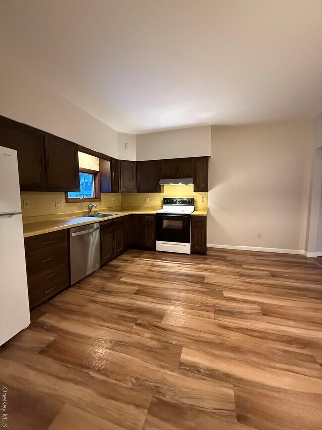 Building Photo - 90 W Main St