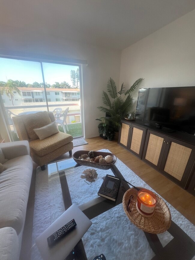 Building Photo - 2041 Sunset Dr