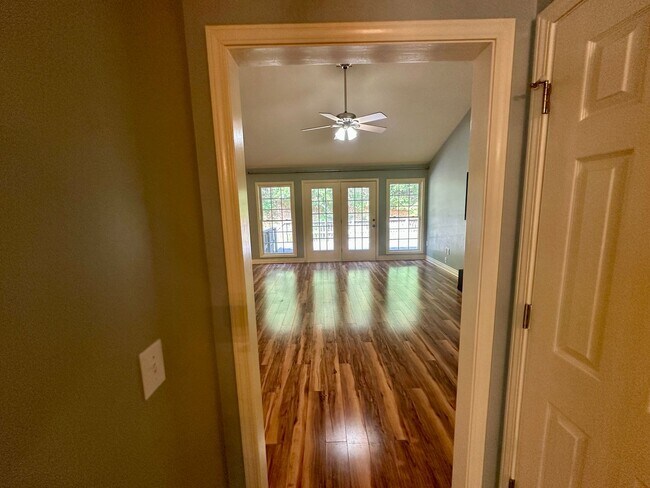 Building Photo - 3 Bedroom Home - Private - Central SC