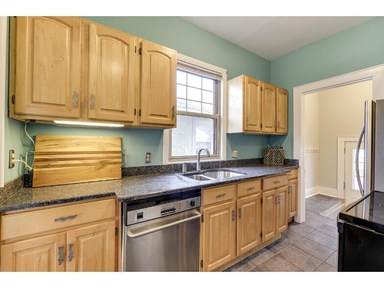 Building Photo - 818 W 42nd St