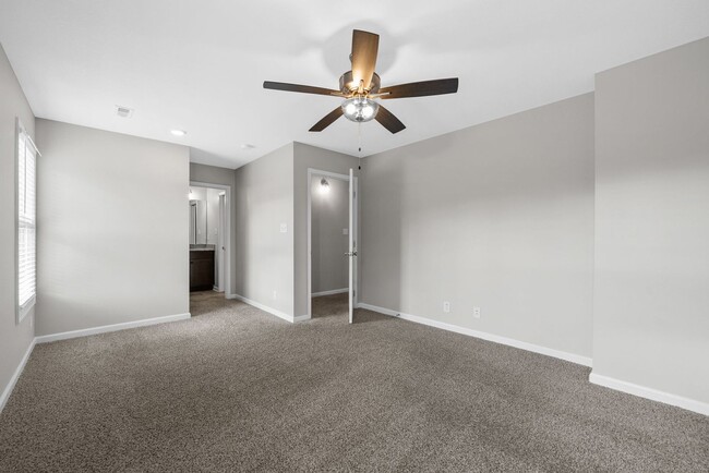 Building Photo - Pet Friendly Three Bedroom!