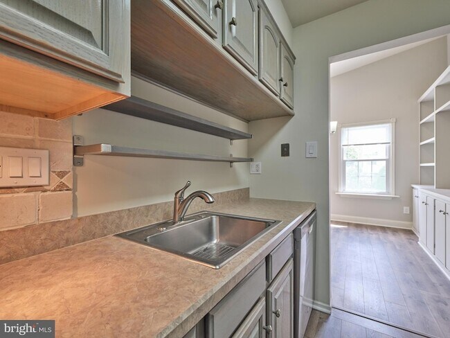 Building Photo - 51 Meadow Ln